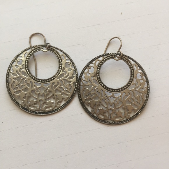 ✨free when bundled✨ Dangling Earrings - Picture 2 of 6